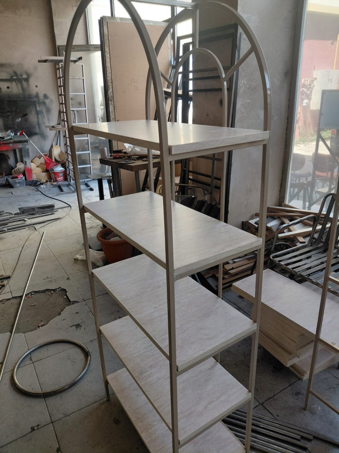 Modern Kemer Detaylı 5 Raflı Metal Kitaplık